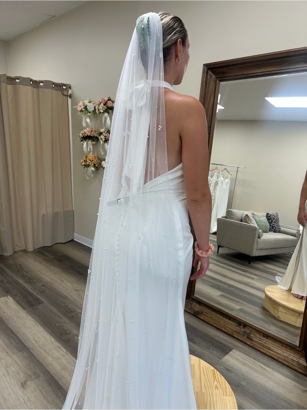 UNWORN satin/crepe wedding gown with bow detail